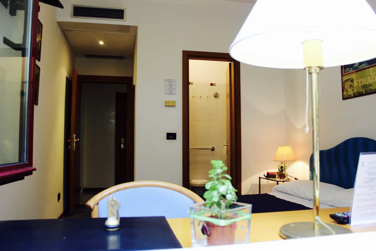 Een kluis op de kamer, een bureau, gratis wifi, beddengoed