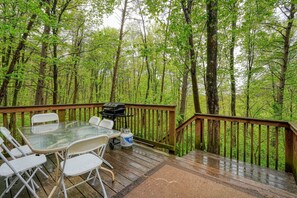 Outdoor dining - Blue Rose Cabins - Pine Ridge Cabin (Logan)