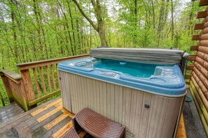 Outdoor spa tub - Blue Rose Cabins - Pine Ridge Cabin (Logan)