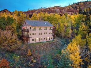 Exterior - An Easy 3-minute, 150 Yard Walk to the Slopes! (Steamboat Spring)