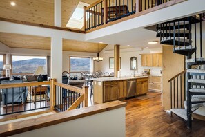 تلفزيون ذكي، مدفأة، مشغل دي في دي، كُتُب