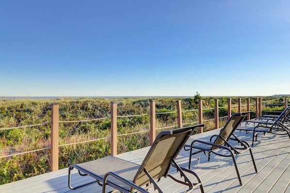 Terrace/patio - Quiet Hideaway with Pools, Hot Tub, Tennis & Easy Beach Access (Hilton Head)