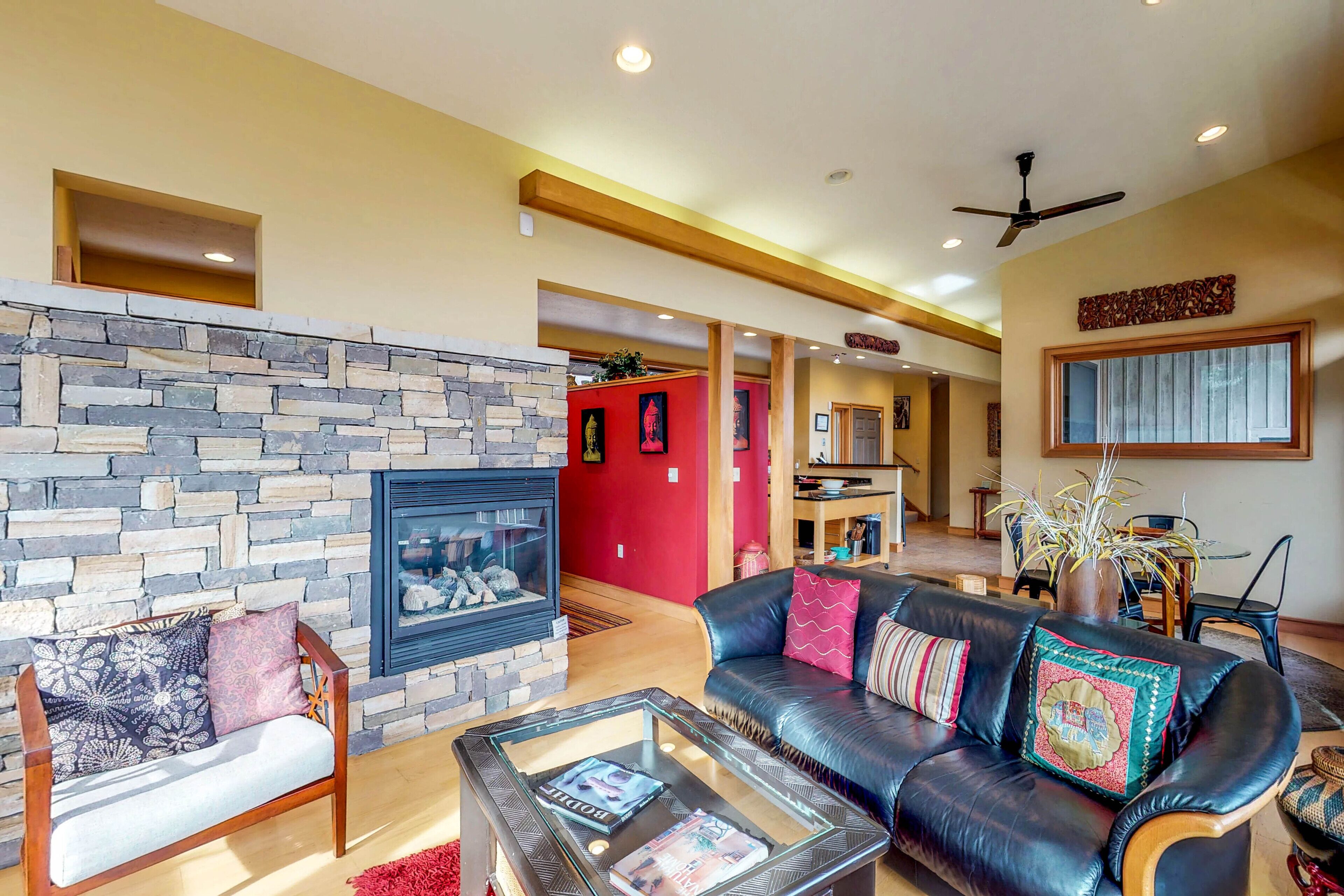 Unique mountain getaway with garage, fireplace & hot tub