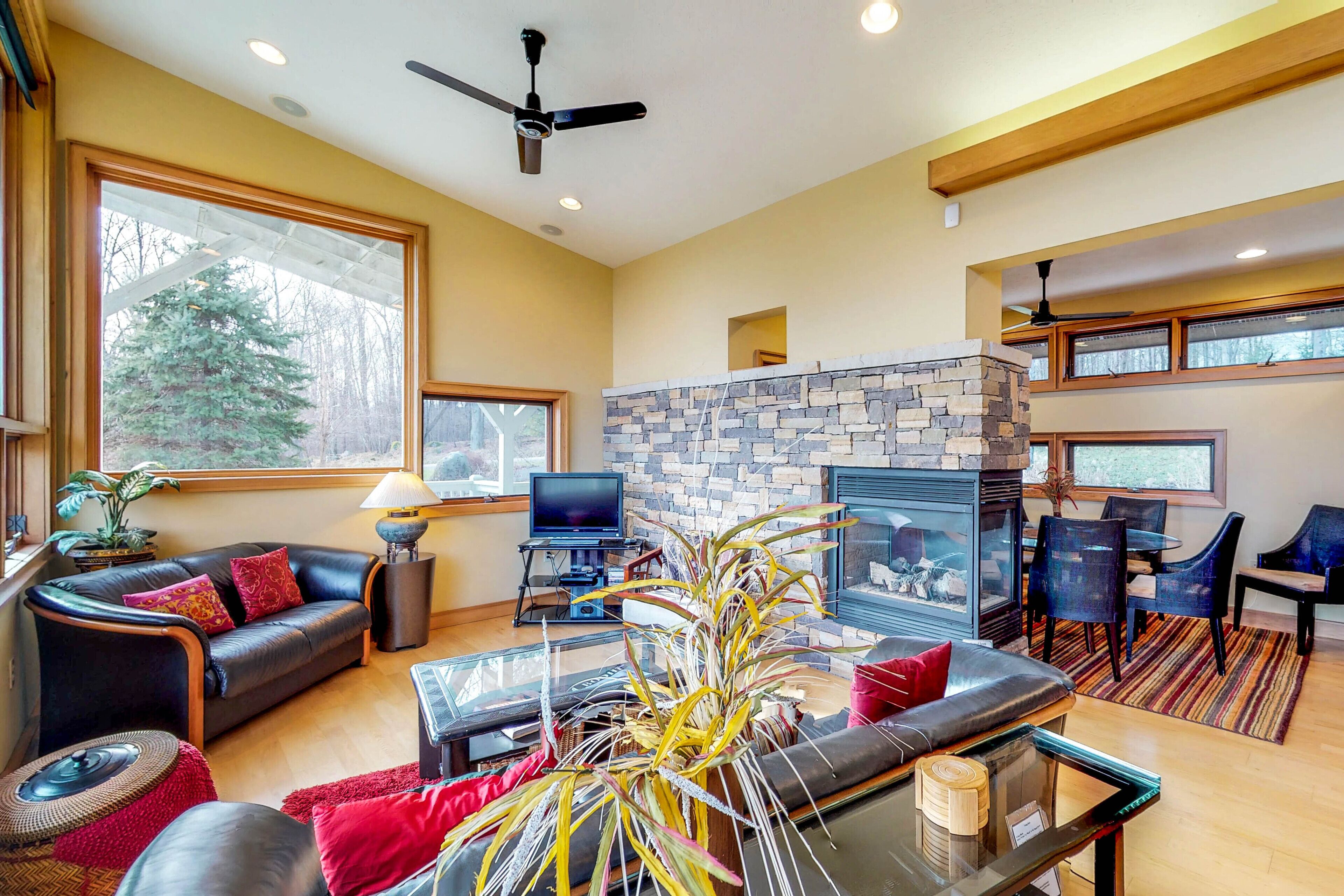 Unique mountain getaway with garage, fireplace & hot tub