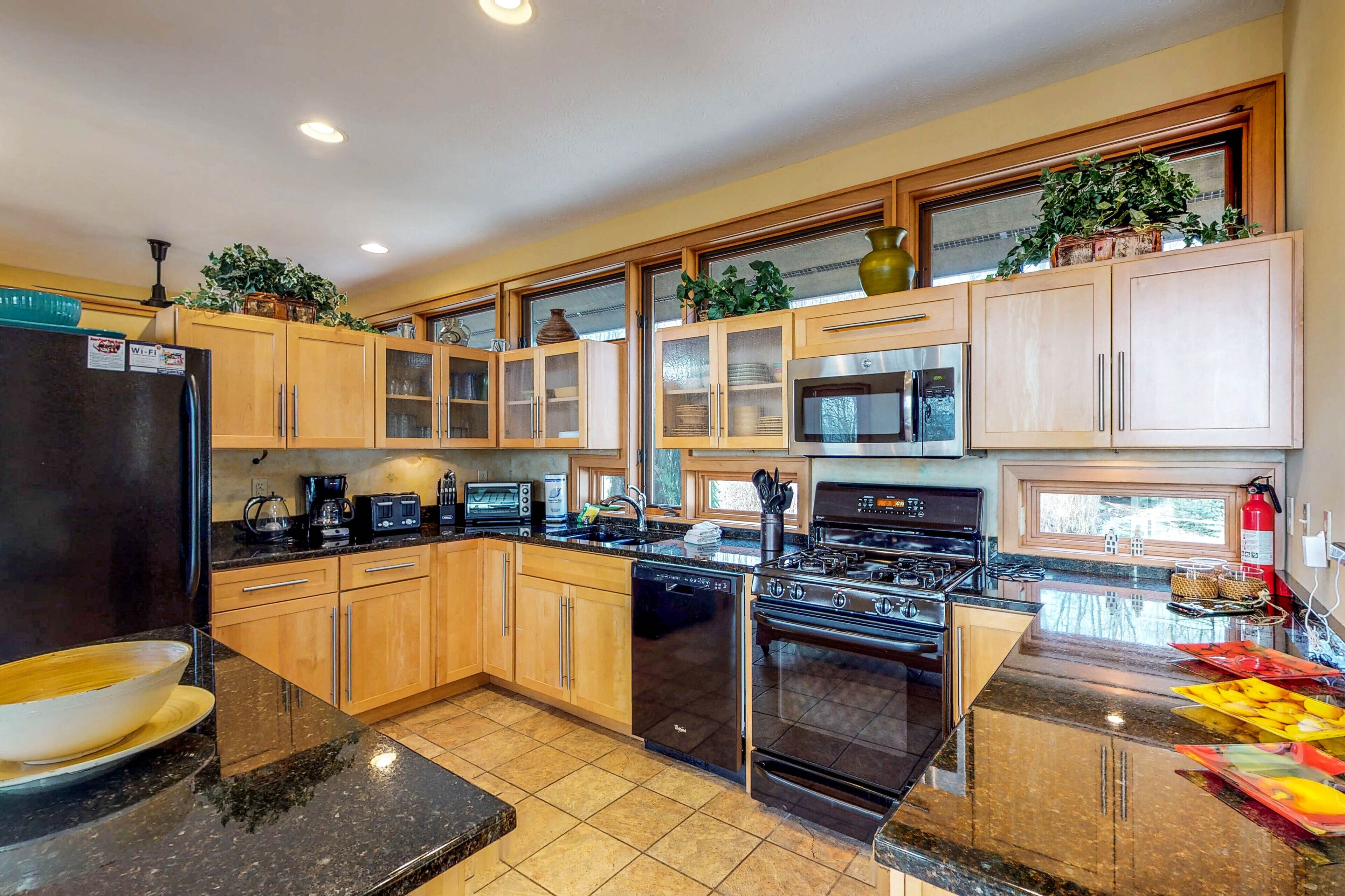 Unique mountain getaway with garage, fireplace & hot tub