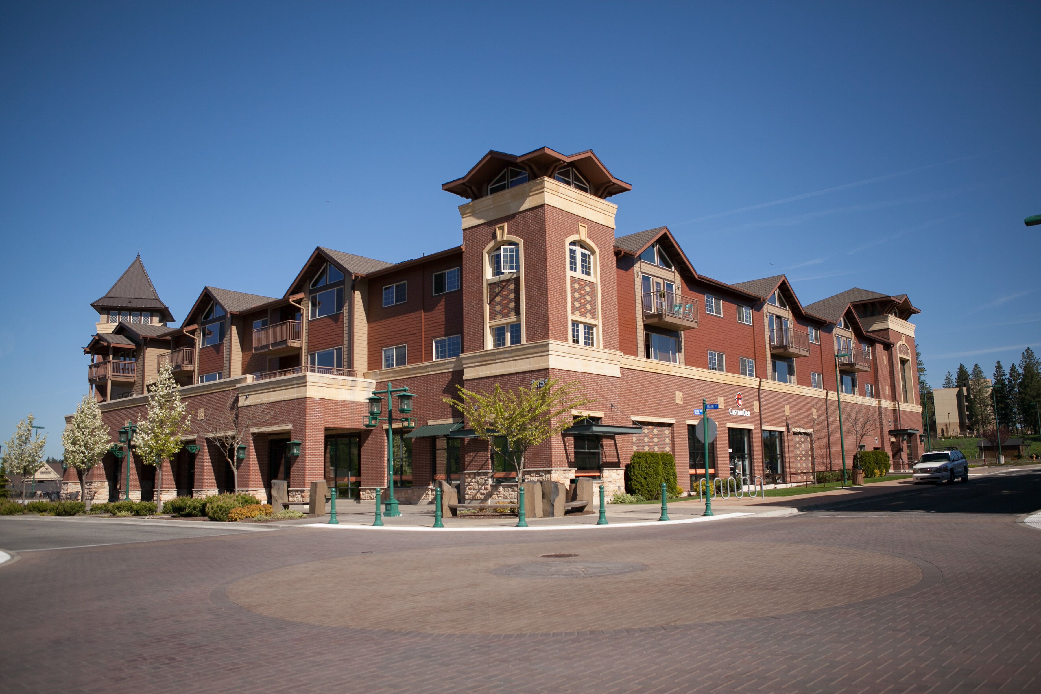 Comfortable 3bd/2ba top floor condo in desirable Village at Riverstone in CDA