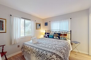 2 bedrooms, iron/ironing board, Internet, bed sheets