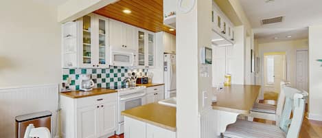 Refrigerador, microondas, horno y parrilla de estufa