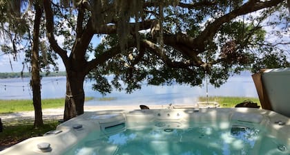 Spectacular Lakefront Cabin on Lake Kerr, Visit Florida Springs Country!