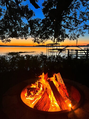 Wow!!!  Spectacular Lakefront Cabin with Hot Tub and Kayaks!!