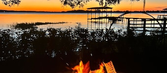 Wow!!! Spectacular Lakefront Cabin with Hot Tub and Kayaks!!