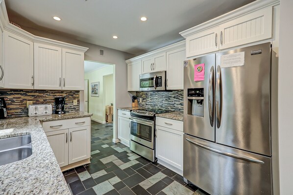 Fridge, microwave, oven, stovetop - Classic Ranch-Style with Private Pool & Spa, Near the Beach (Hilton Head)