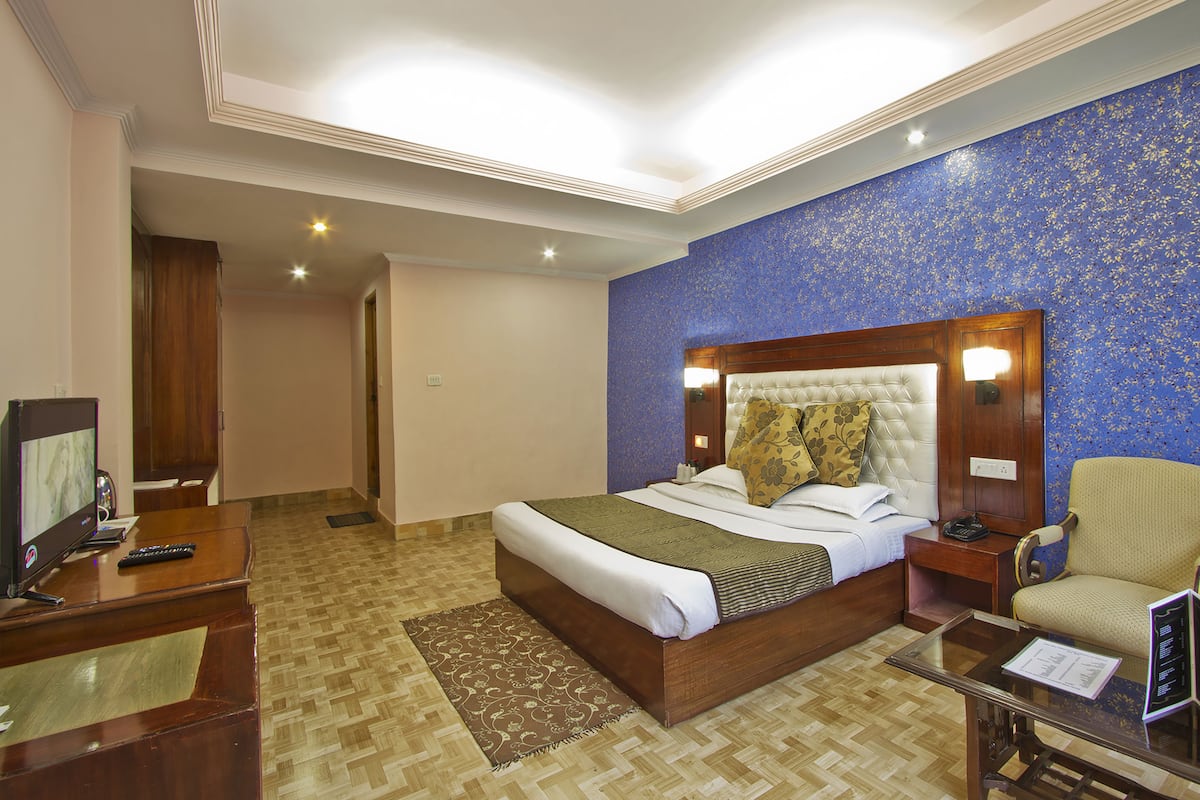 1 bedroom, premium bedding, memory-foam beds, desk