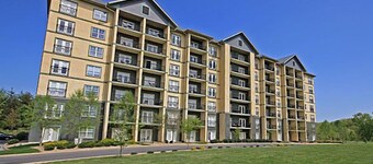 Heart of Pigeon Forge: Ground Level Cozy Condo with Pools & Whirlpool Tub