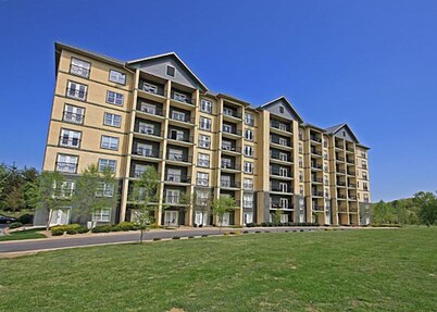 Heart of Pigeon Forge: Ground Level Cozy Condo with Pools & Whirlpool Tub