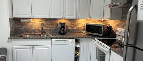 Réfrigérateur, micro-ondes, four, plaque de cuisson