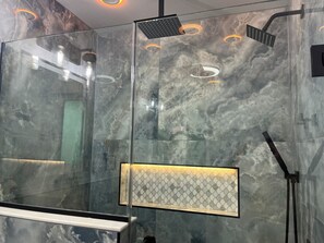 Badewanne, Haartrockner, Handtücher, Seife
