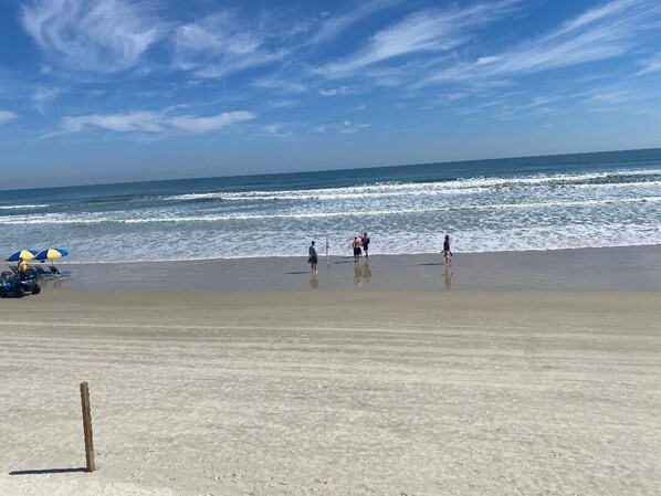 Chaises longues, serviettes de plage