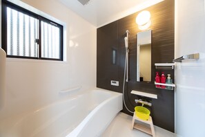 Deluxe-Villa | Badezimmer | Badewanne und Dusche (separat), Komfortbadewanne