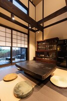 デラックス ヴィラ | リビングルーム | 55 インチの薄型テレビ (デジタル放送視聴可)、テレビ、テレビゲーム機