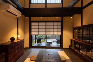 デラックス ヴィラ | リビングルーム | 55 インチの薄型テレビ (デジタル放送視聴可)、テレビ、テレビゲーム機
