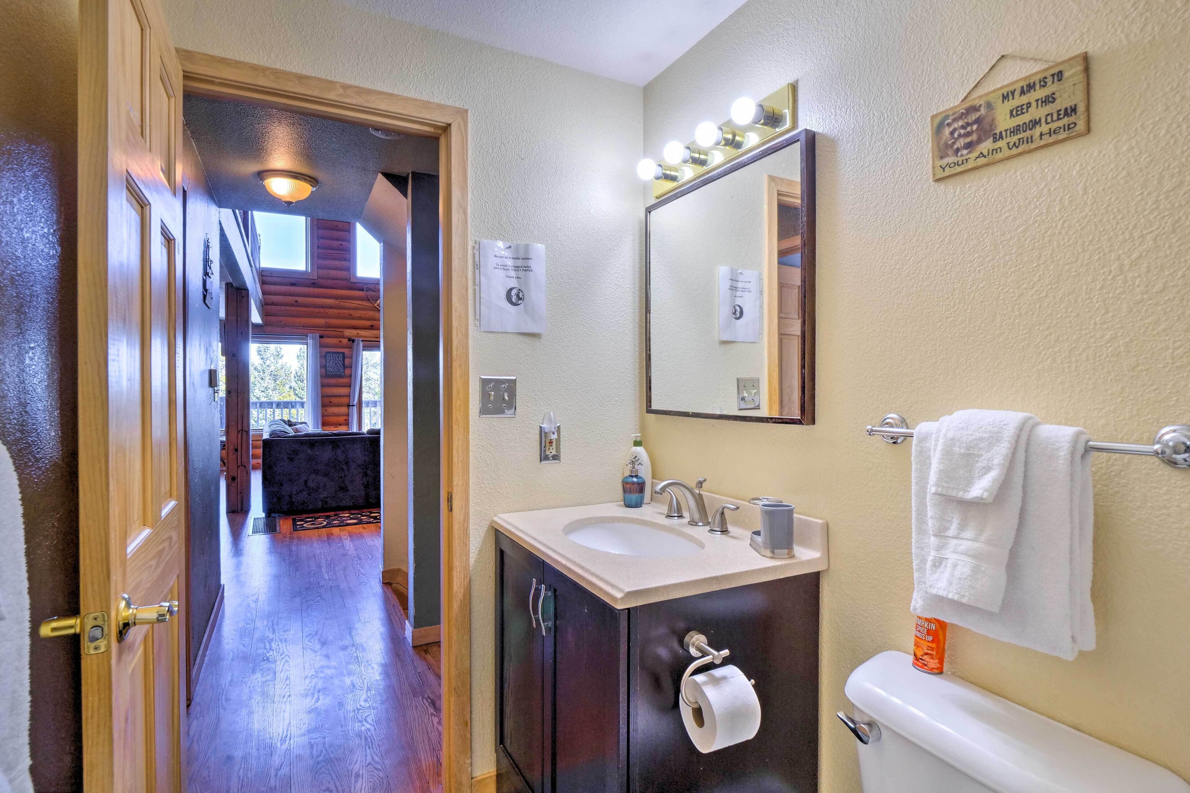 Fam Friendly Secluded Charming Cabin on 7.25 Forested Acres 25-45 mins to Breck!