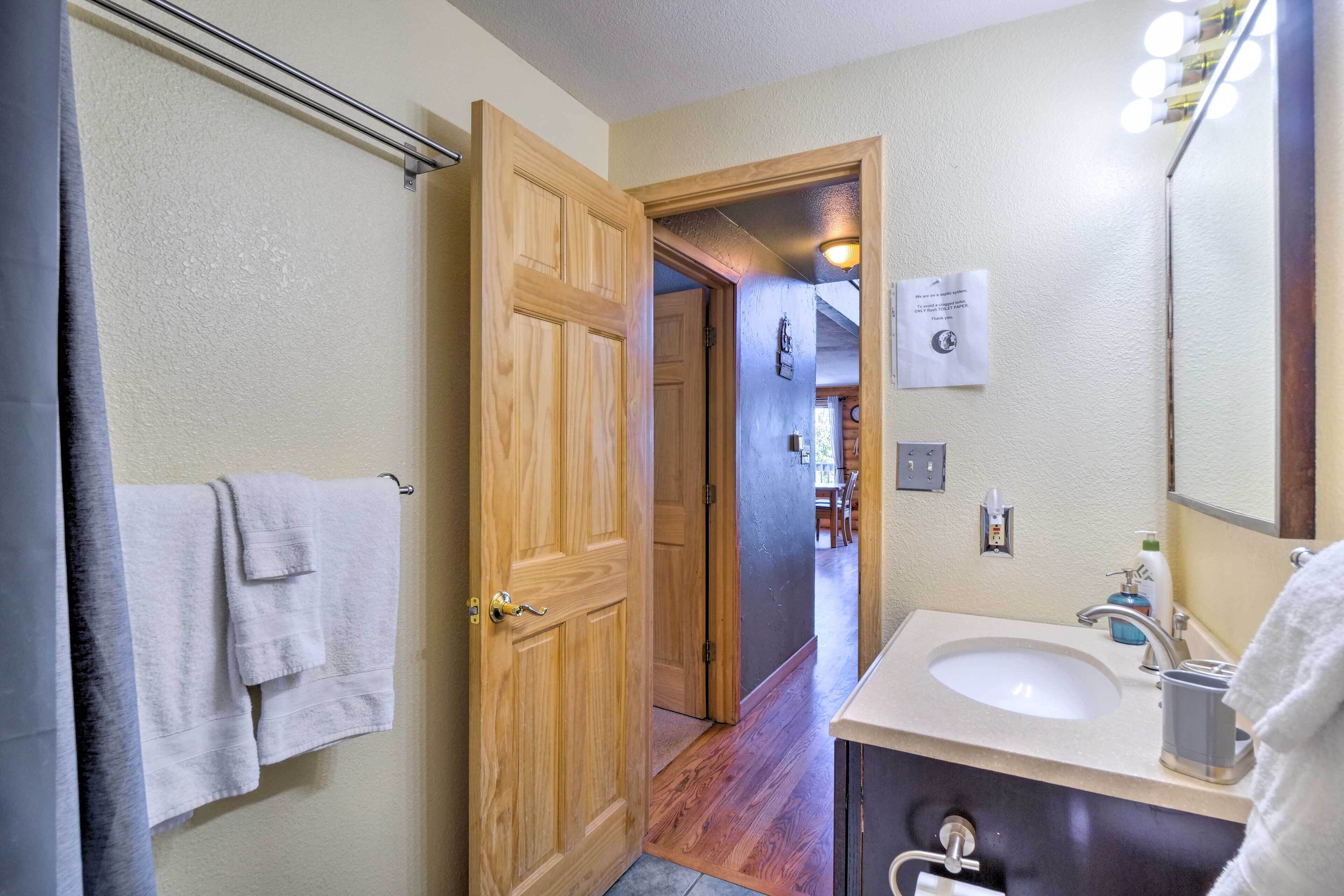 Fam Friendly Secluded Charming Cabin on 7.25 Forested Acres 25-45 mins to Breck!