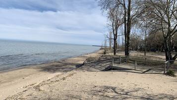 Plage à proximité, chaises longues, serviettes de plage