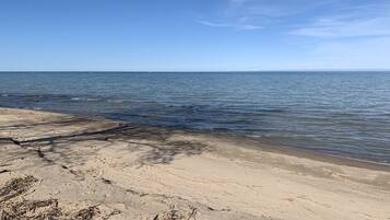Ubicación cercana a la playa, tumbonas y toallas de playa