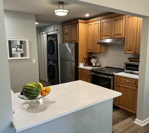 Fridge, microwave, oven, stovetop - Top RBC Heritage location! 3BR 3BR villa located on #1 Green of Harbourtown GC (Hilton Head Island)