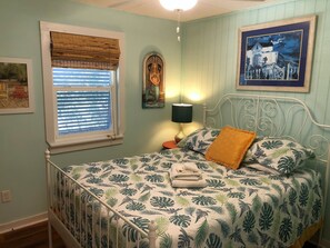3 bedrooms, free WiFi, bed sheets - Adorable Cottage! Fun, colorful, gated/fenced, meticulously maintained! Privacy! (St George Island)