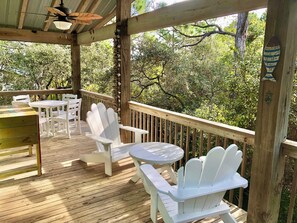 Outdoor dining - Adorable Cottage! Fun, colorful, gated/fenced, meticulously maintained! Privacy! (St George Island)