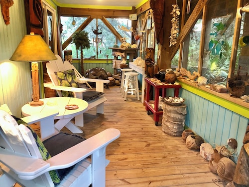 Adorable Cottage! Fun, colorful, gated/fenced, meticulously maintained! Privacy!