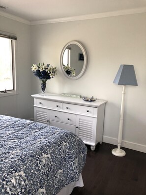 4 habitaciones, tabla de planchar con plancha y cuna de viaje