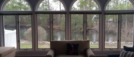 Fernseher, DVD-Player, TischfuĂball, BĂŒcher