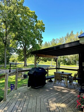 Outdoor dining - Cozy cottage with direct river access - perfect for fishing or weekend escape (Waterport)