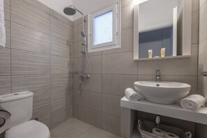 Shower, free toiletries, hair dryer, towels - Gaia Lux Inn (Milos)