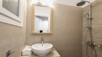 Chambre Double | Salle de bain | Douche, articles de toilette gratuits, sĂšche-cheveux