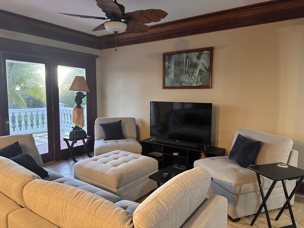 TV connectée, lecteur de DVD, livres, chaîne hi-fi