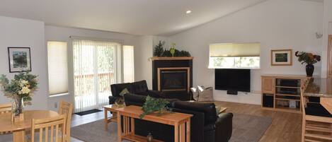 Fernseher, Kamin, DVD-Player, Stereoanlage