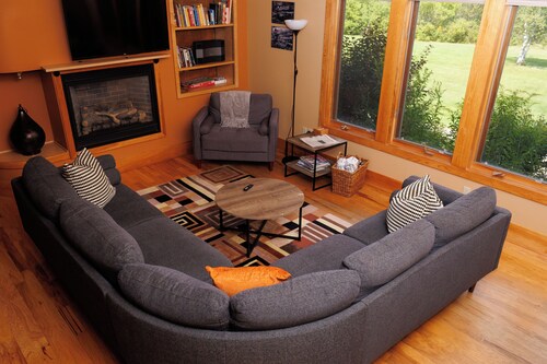 Quiet Modern Luxury Home w/ Memory Foam Beds, A/C, FAST WiFi and Full Kitchen