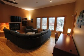 Smart TV, fireplace, DVD player, books - Quiet Modern Luxury Home w/ Memory Foam Beds, A/C, FAST WiFi and Full Kitchen (Bridgewater)