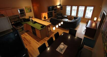 Quiet Modern Luxury Home w/ Memory Foam Beds, A/C, FAST WiFi and Full Kitchen