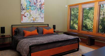Quiet Modern Luxury Home w/ Memory Foam Beds, A/C, FAST WiFi and Full Kitchen