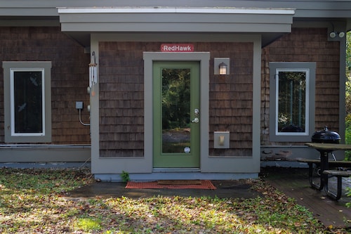 Quiet Modern Luxury Home w/  Memory Foam Beds, A/C, FAST WiFi and Full Kitchen