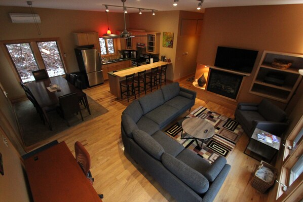 Smart TV, lareira, DVD player, livros