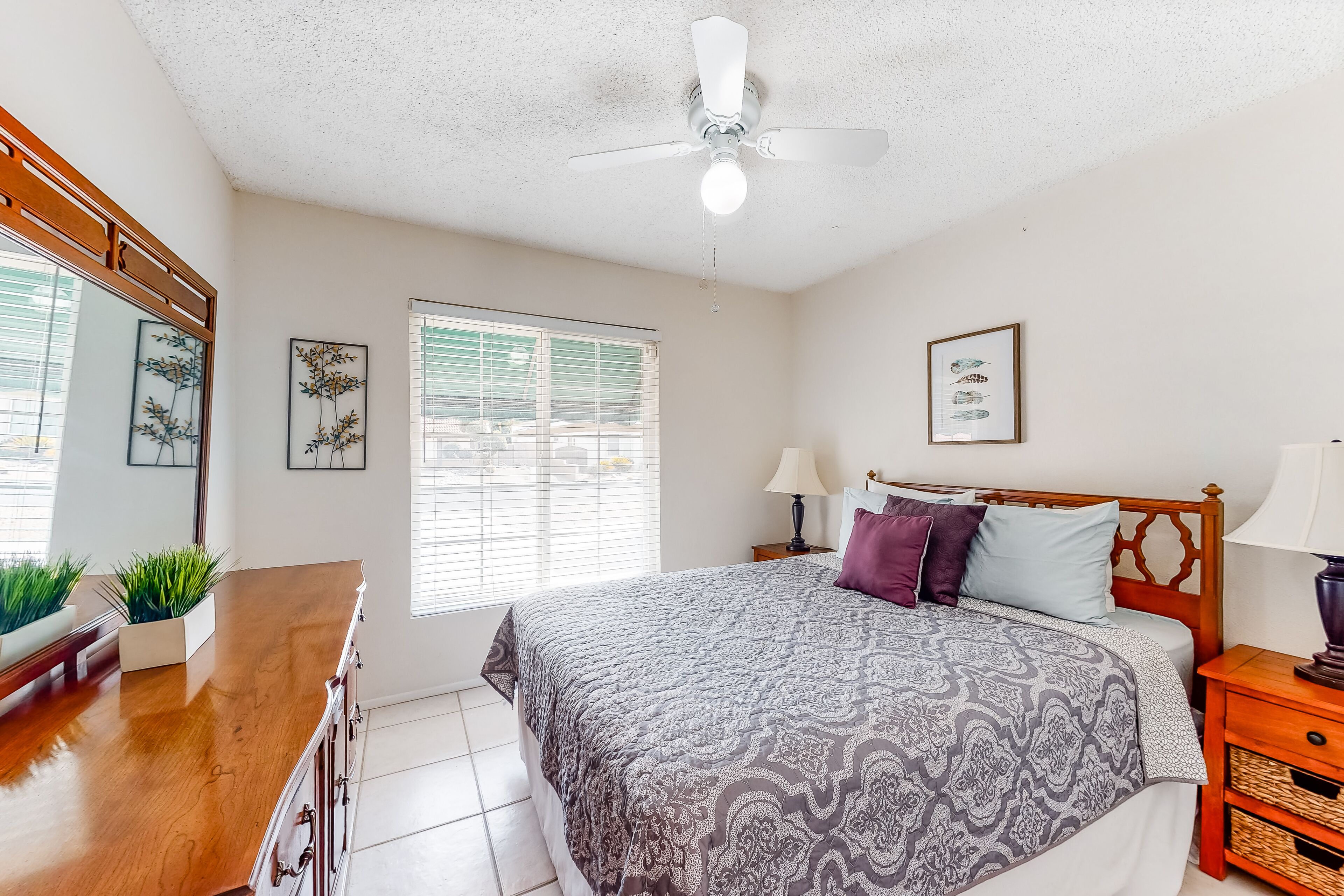 Golf course home w/ ping-pong & foosball - two miles from fairgrounds - dogs OK