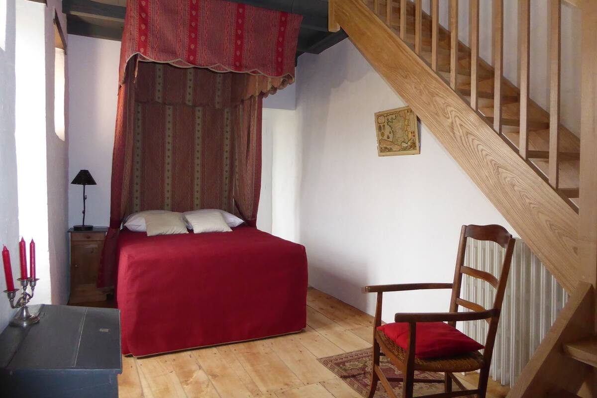 Suite (Médiévale) | Literie de qualité, décor unique, ameublement unique