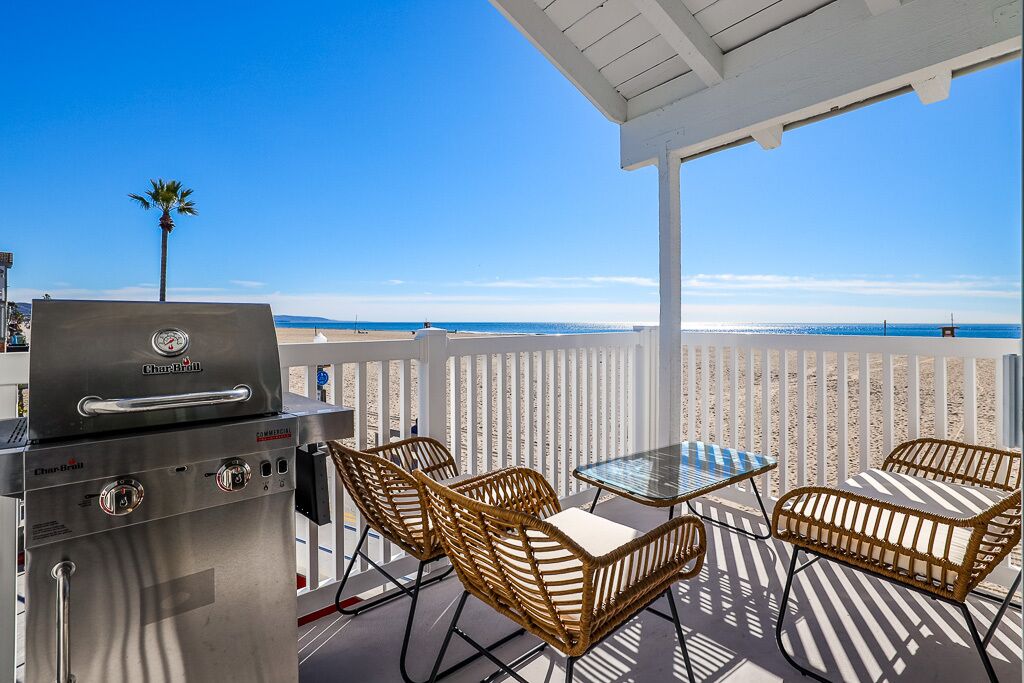 Beautiful Upstairs Unit Oceanfront Property!