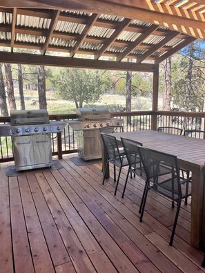Outdoor dining - Ultimate Group Gathering - 6bd 5bth in Flagstaff on National Forest (Flagstaff)